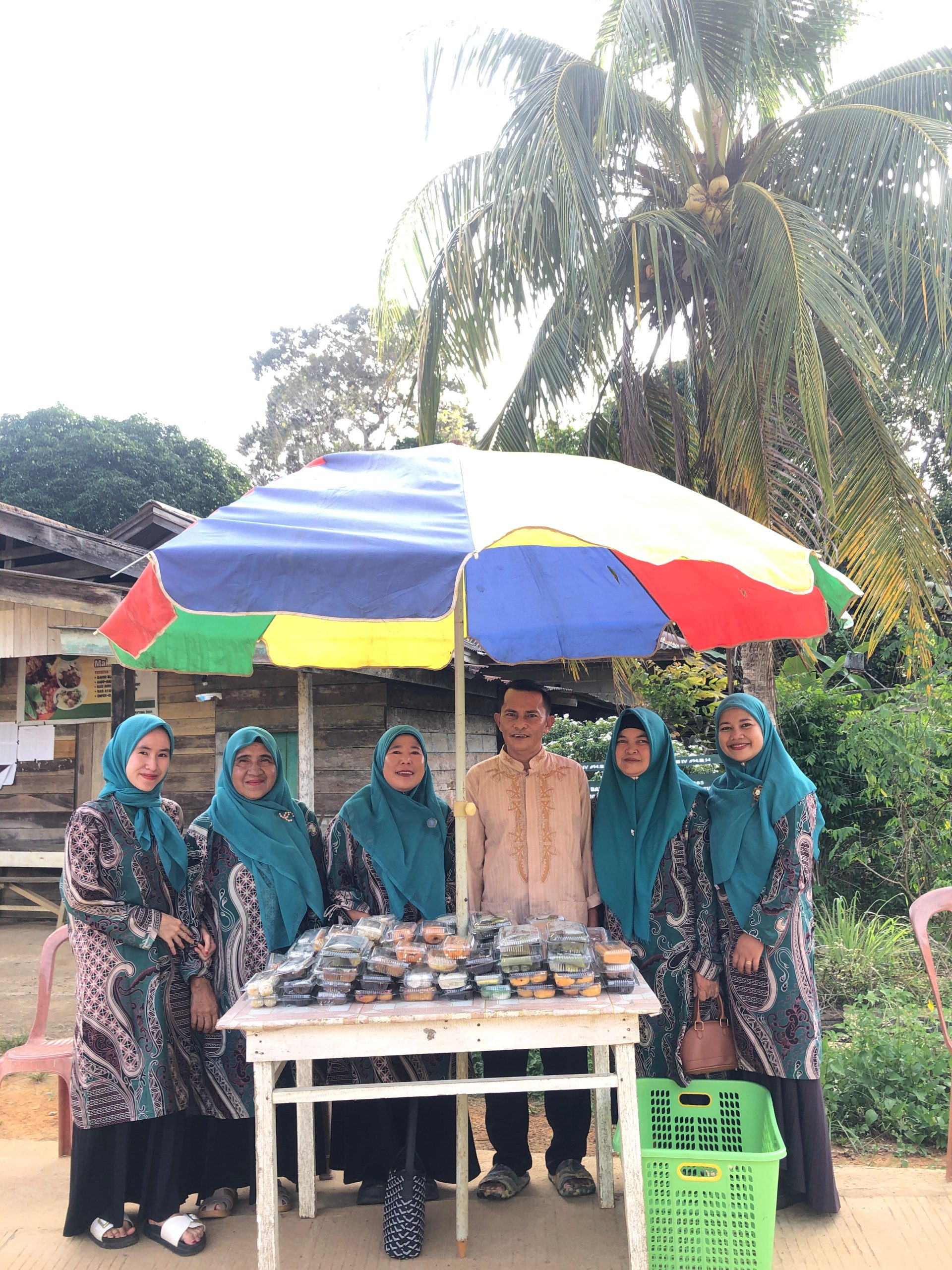 Read more about the article Tim Pengurus Penggerak PKK Desa Semedang Bersama Kepala Desa Semedang Membagikan Takjil Geratis. Jumat, 6 Maret 2026